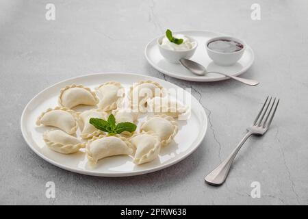 Vareniki surgelato semilavorato ripieno di ciliegia Foto Stock