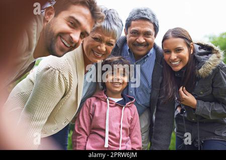 Grupo De Nozes De Castanha No Tabuleiro De Xadrez Imagem de Stock - Imagem  de gaiola, vida: 209302677