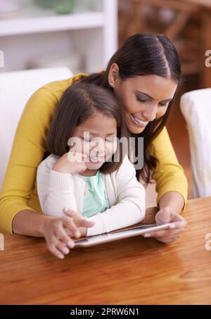 Qui averavate solo due mesi. Una madre e una figlia che lavorano insieme su un tablet. Foto Stock