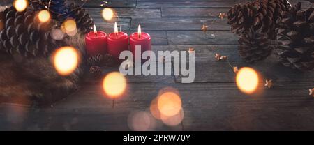 Candele che bruciano per Natale Foto Stock