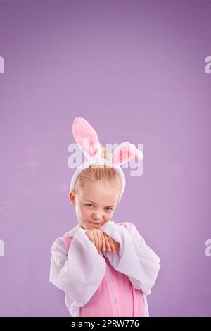 Coniglietto divertente. Studio shot di una ragazza carina vestita in un costume coniglietto. Foto Stock