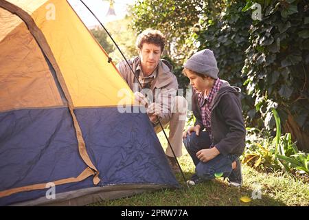 Il suo diritto di passaggio: Un padre e il suo figlio, che indossano la tenda. Foto Stock