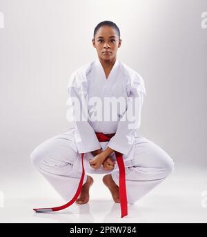 Shes pronto per la sua prossima lotta. Una giovane donna che fa karate. Foto Stock