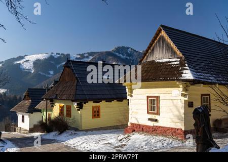 Vlkolinec villaggio sito UNESCO in Velka Fatra montagne, Slovacchia Foto Stock