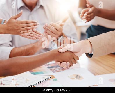 Gli uomini d'affari si scambiano la mano per la promozione, la celebrazione o il contratto b2b per trattare gli applausi di gruppo o di team durante una riunione d'ufficio. Le donne del progetto Diversity si stringono la mano per il lavoro di squadra, l'impegno e l'onboarding Foto Stock