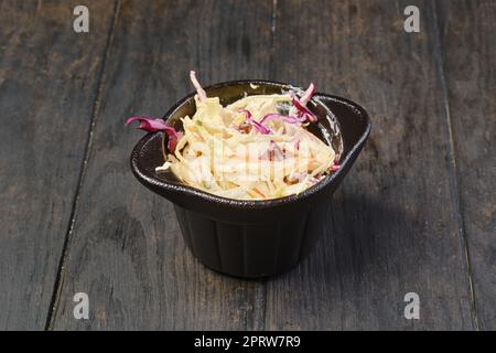 Ciotola con insalata di cavolo colorata Foto Stock