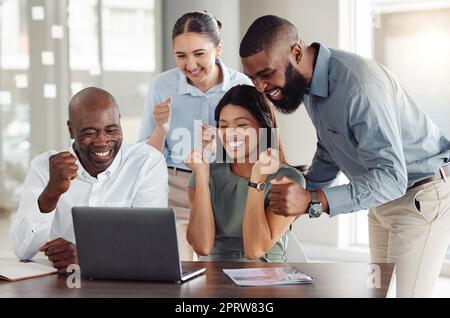 Il laptop del team e la partnership celebrano il successo durante le riunioni aziendali online in ufficio. Business deal Achievement e dipendenti entusiasti di una fusione professionale in aziende diverse. Foto Stock