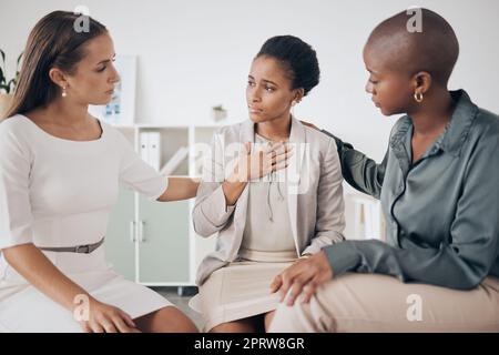 Gruppo di donne al lavoro, sostenere gli amici durante il divorzio triste o il lutto durante il pranzo. Amico mostra cura ascoltare donna con problemi di salute mentale, depressione o stress insieme mentre è in ufficio Foto Stock