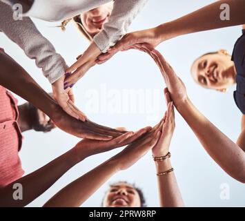 Diversità, lavoro di squadra e sinergia personale dei lavoratori dipendenti insieme in collaborazione e solidarietà. Diversi gruppi di persone danno la mano in unità per ottenere un accordo, aiuto e team per il sostegno della comunità Foto Stock