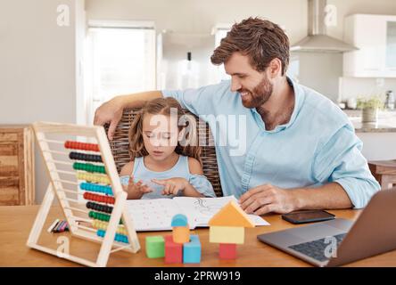 Matematica, lavoro scolastico e apprendimento familiare per l'istruzione insieme, lavorare sulla conoscenza e aiutare con il progetto a tavola in casa. Ragazza e padre contano sulle dita con i libri e studiano a casa Foto Stock