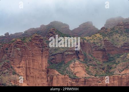 Nuvole basse sopra le scogliere di arenaria nel Parco Nazionale Sierra de las Quijadas, Argentina. Foto Stock