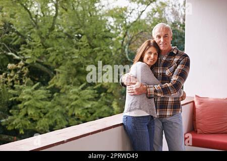 Shell sia sempre la sua bambina. Un ritratto corto di un uomo anziano felice in piedi a casa con la figlia. Foto Stock