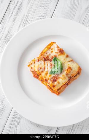 Porzione di lasagne su piastra bianca Foto Stock