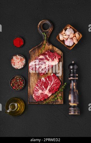 Bistecca con lama di manzo fresco crudo Foto Stock