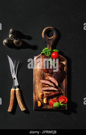 Vista dall'alto del ragno di bistecca fritto in teglia di ghisa Foto Stock