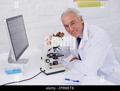 Mi piace il mio lavoro come scienziato, uno scienziato maturo che lavora in laboratorio. Foto Stock