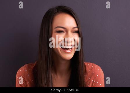 Shes bello nella sua natura casual. Studio girato di una giovane donna attraente. Foto Stock