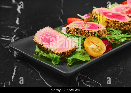 Ai ferri Bistecca di tonno con verdure Foto Stock