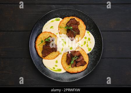 Vista dall'alto delle frittelle di patate con manzo fritto Foto Stock