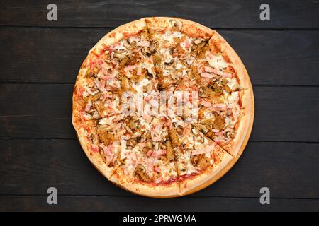 Pizza con pancetta, prosciutto, champignon e cipolla Foto Stock