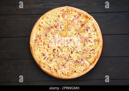 Pizza con prosciutto di parma, cipolla rossa e formaggio Foto Stock