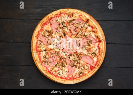 Pizza con prosciutto di manzo, funghi e pomodoro Foto Stock