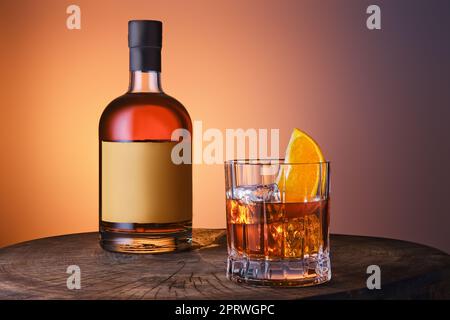 Bottiglia e bicchiere con whisky scotch al malto miscelato Foto Stock