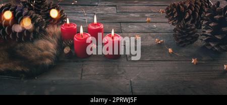 Candele che bruciano per Natale Foto Stock