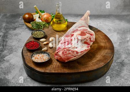 Cuocere il coscietto di agnello intero con gli ingredienti Foto Stock