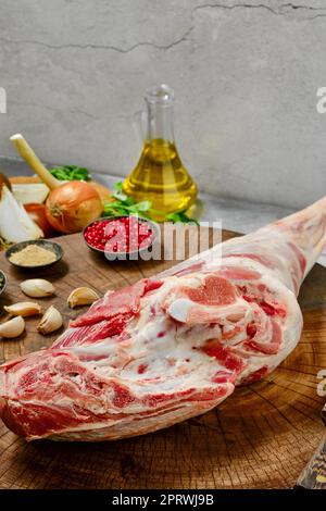 Cuocere il coscietto di agnello intero con gli ingredienti in primo piano Foto Stock