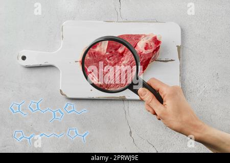 Concetto di carne coltivata. Carne dal bicchiere, vista dall'alto. Foto Stock