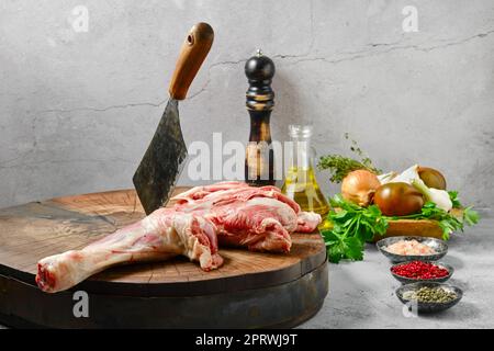 Spalla di agnello crudo tagliata a metà Foto Stock