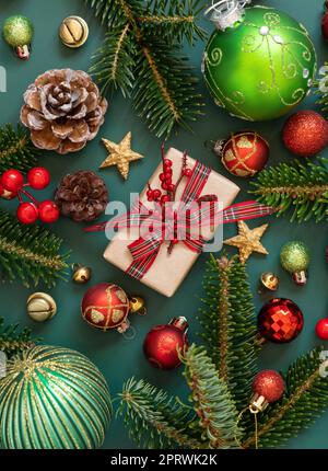 Confezioni regalo avvolte tra decorazioni natalizie e rami di abete verde sul verde Foto Stock