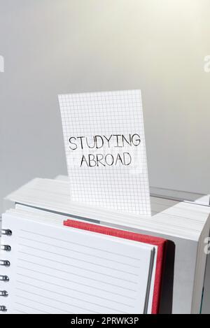 Studenti di visualizzazione concettuale Wantedlist di cose desideri o sogni che i giovani a scuola vogliono. Idea di lavoro imparare fuori casa in viaggio all'estero Foto Stock