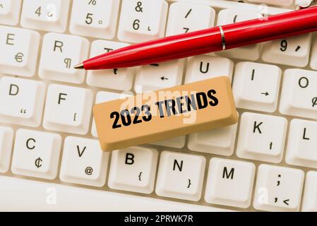 Ispirazione che mostra i trend del segno 2023. Concetto di business cose che è famoso per il breve periodo di tempo in corso l'anno Foto Stock