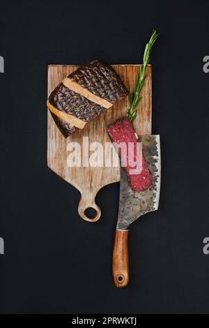 Vista dall'alto del prosciutto stagionato a fette sul tagliere Foto Stock