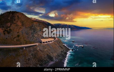 Tramonto sul Pitkins Curve Bridge e Rain Rocks Rock Shed in California Foto Stock