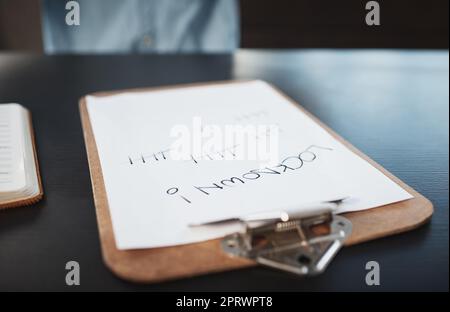 Il relativo l'unico senso che mantengo la traccia del tempo. Foto vita di un clipboard con blocco e tally marks scritto su di esso. Foto Stock