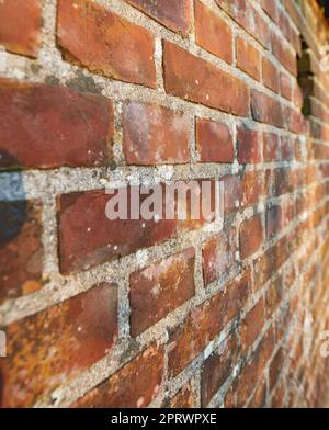 Sfondo. Muro della scuola di 180 anni - sfondo antico e spazio copia. Foto Stock