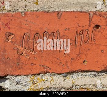 Sfondo. Muro della scuola di 180 anni - sfondo antico e spazio copia. Foto Stock