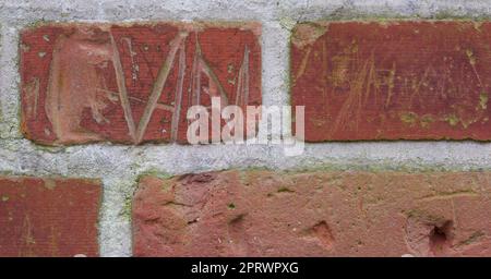 Sfondo. Muro della scuola di 180 anni - sfondo antico e spazio copia. Foto Stock