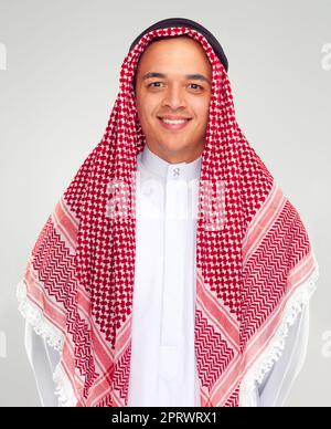 Orgoglio tradizionale. Studio ritratto di un giovane arabo in un keffiyeh. Foto Stock