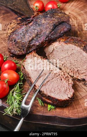 Vista dall'alto della carne rotonda di manzo cotta nel forno Foto Stock