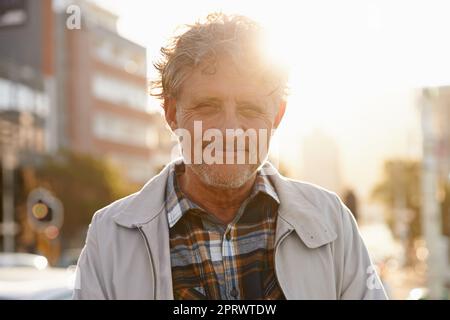 Vita buona. Ritratto di un uomo di mezza età dall'aspetto amichevole all'esterno. Foto Stock