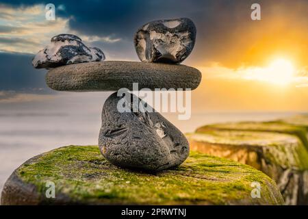 in equilibrio - scaglie naturali di pietre vicino al mare - foto simbolo Foto Stock