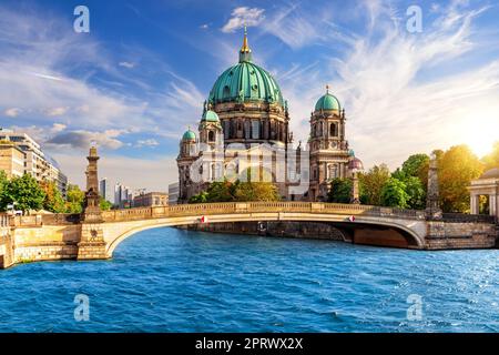 Bella cattedrale o Berliner Dom sull'Isola dei Musei sul fiume Sprea, Germania Foto Stock