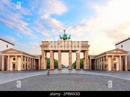 Bella porta di Brandeburgo o Brandenburger Tor all'alba, Berlino, Germania Foto Stock