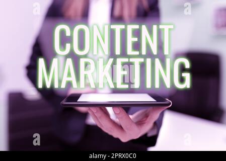 Ispirazione che mostra segno Content MarketingInvolve la creazione e la condivisione di materiale online. Word Written On comporta la creazione e la condivisione di materiale online Foto Stock