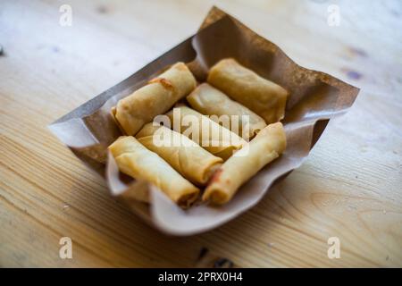 Involtini primavera tradizionali cinesi fritti Foto Stock