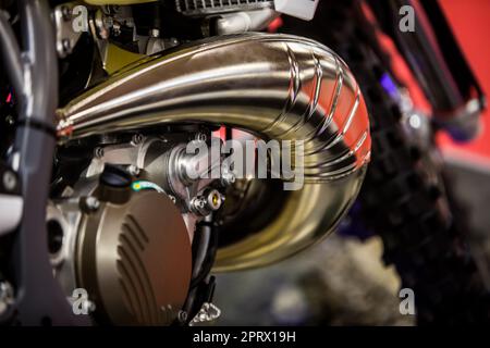 Tubo di scarico di una motocicletta da motocross. Foto Stock
